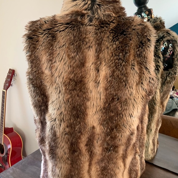 Faux Fur Vest! - Picture 2 of 7